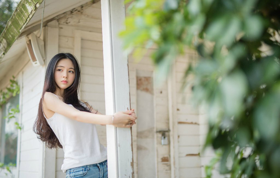 随着诸侯联盟的名存实亡，当初萧杀之气弥漫的嵩山，如今重新恢复了荒山野岭的状态，驻扎在这里的三万大军早已被曹操撤走，而随着士壹战死，周瑜偷袭荆州未果反而死在了荆州，两家原本驻守在这里的军队也已经各自撤回，剩下的刘循后来也带着人马返回了蜀中，如今这嵩山之上，驻守的实际上也只有刘备和曹操的人马。